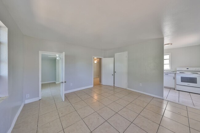 Photo - 4801 10th Ave S Unidad 4801 1/2 10th Ave S