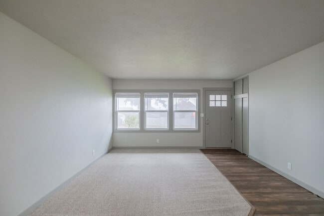 Photo - 3497 Felton St S