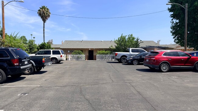 Building Photo - 974 Merritt Dr Unit 10