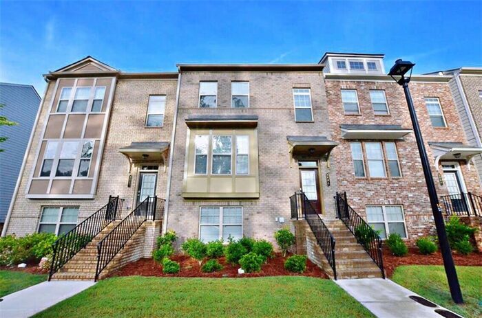 Elegant 4 bedroom townhome conveniently lo... - Elegant 4 bedroom townhome conveniently lo...