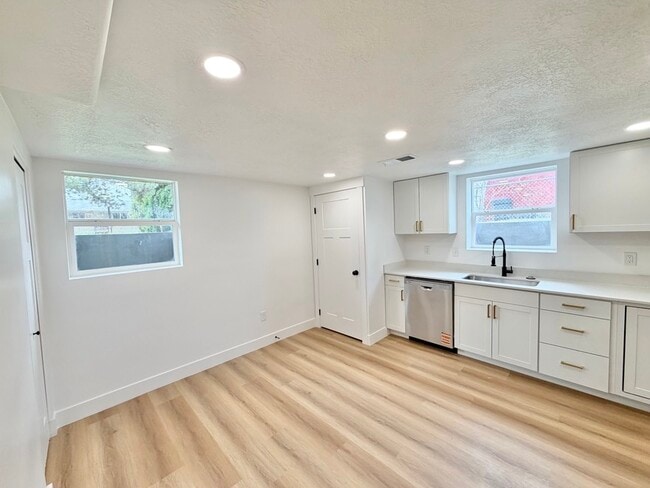 Photo - 651 N 800 W St