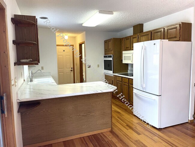 Photo - 4+ Bedroom 3-1/2 Bath House for Rent