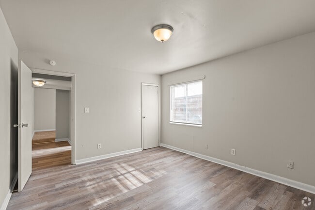 1BR, 1BA - 577 SF - Bedroom