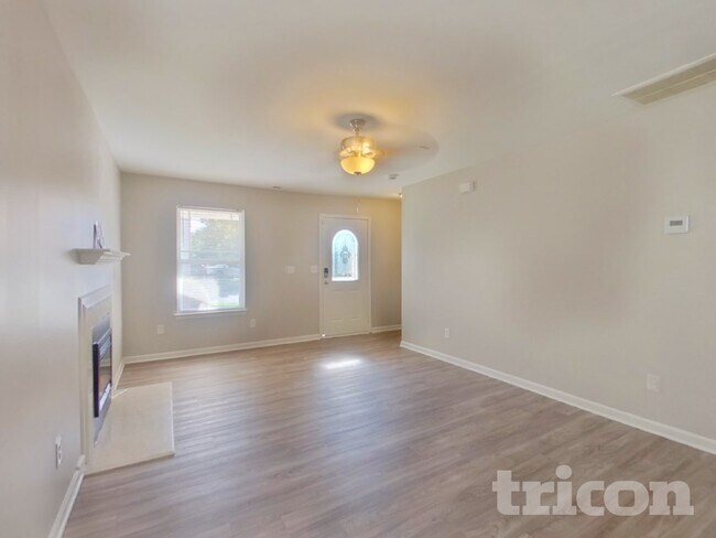 Photo - 345 Hunslet Cir