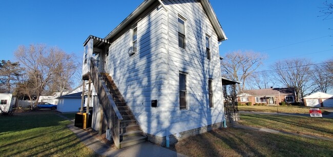 Main House - 221 Byall Ave Apartments Unit 2