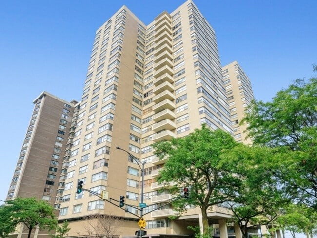 Building Photo - 6301 N Sheridan Rd Unit 15D