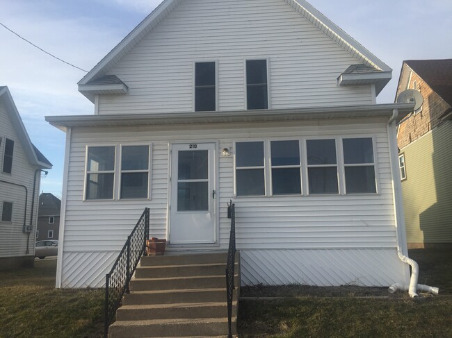 Front of house with porch - 210 1st St SW Casa