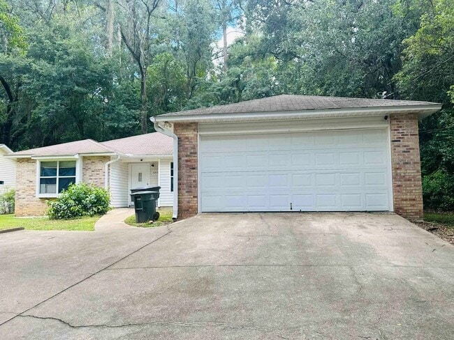 Building Photo - 2210 Amelia Cir