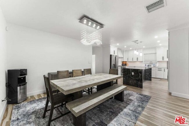 Photo - 40529 12th St W