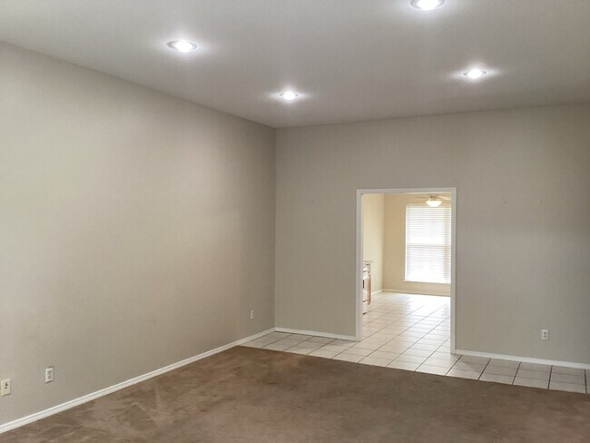 Nice high ceilings - 5408 S Y St