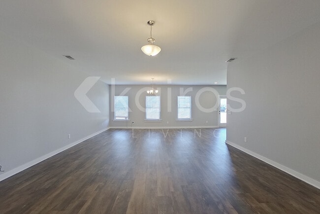 Photo - 204 White Oak Cir