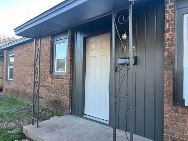 Building Photo - 1136 SE 21st St