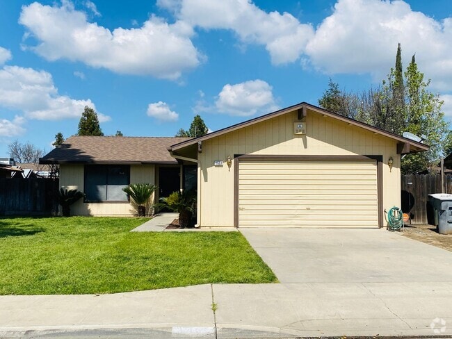 Building Photo - $2,100 Ashlan & Fowler, 3 Bedroom Home - H...