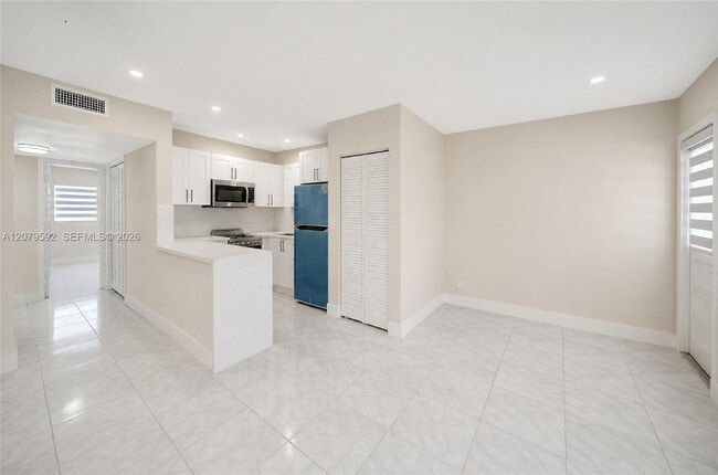 Building Photo - 4051 NE 13th Ave Unit 57-3
