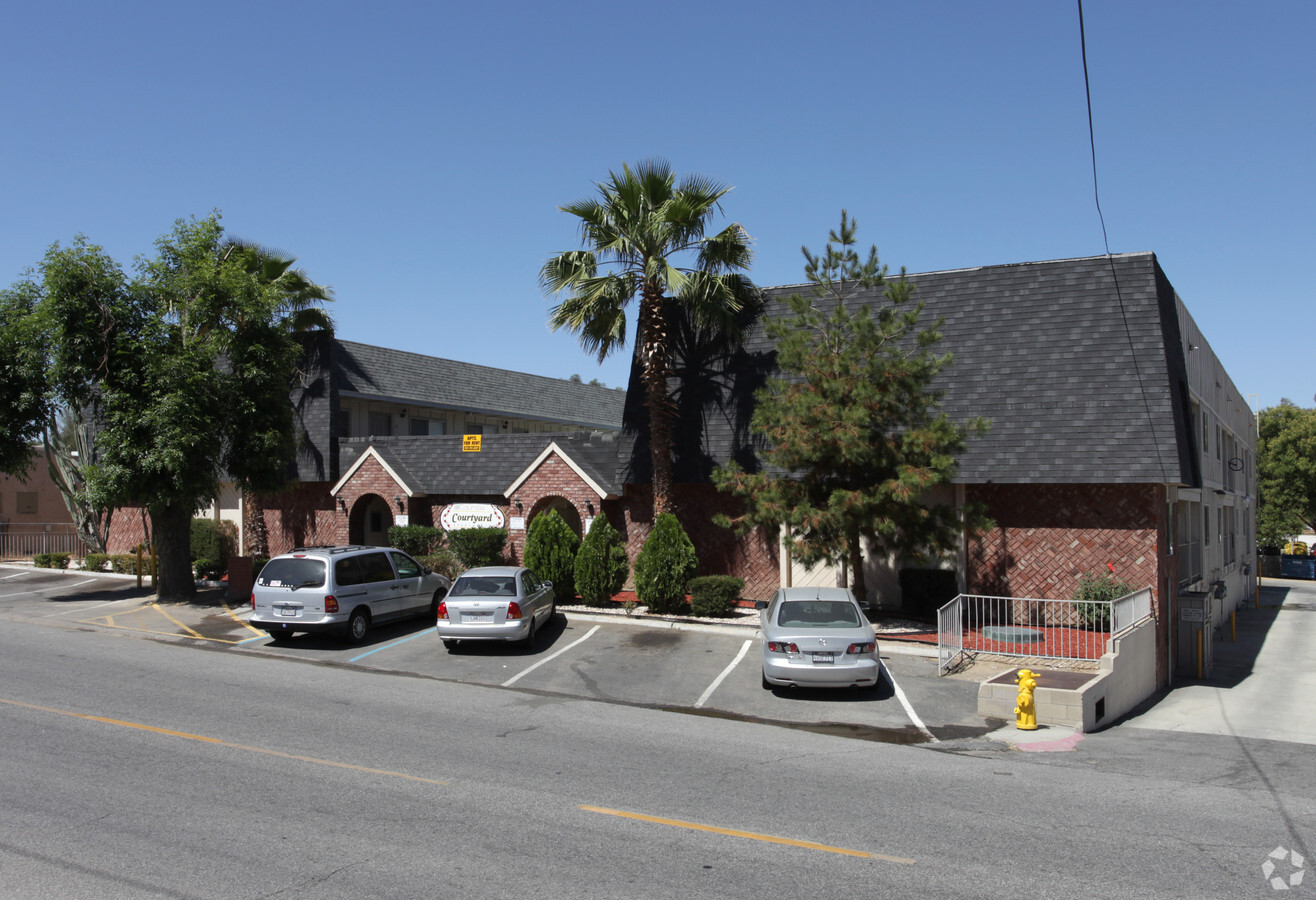 Photo - Columbia Courtyard Apartments