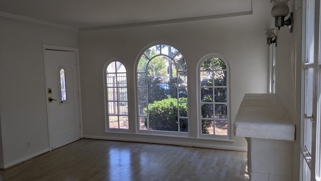 Photo - 2213 Carmona Ave