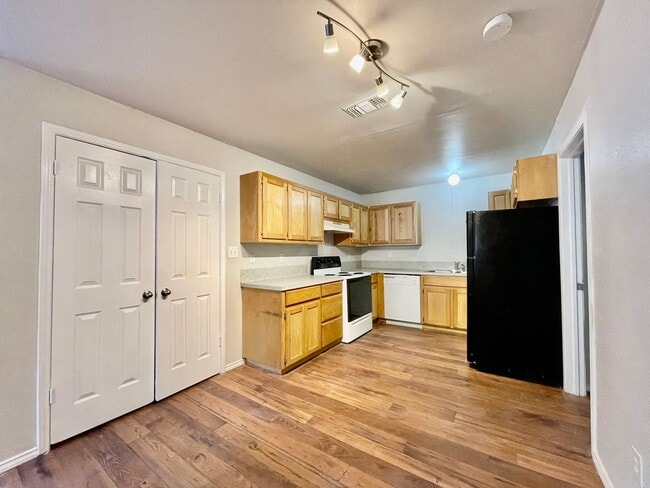 Photo - 1013-1015-1015 Advance St