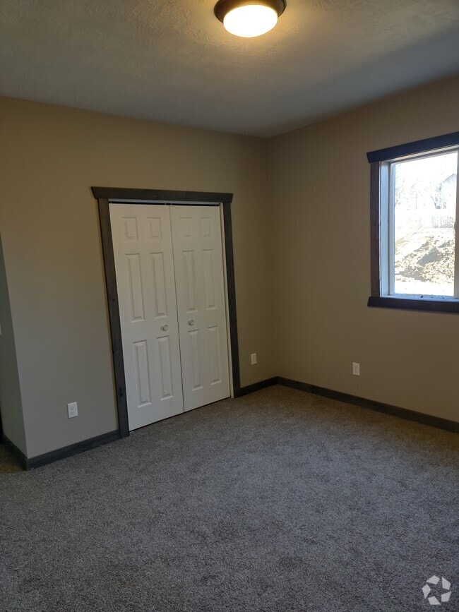 Building Photo - 812 E 5th St Unit #2 Rental