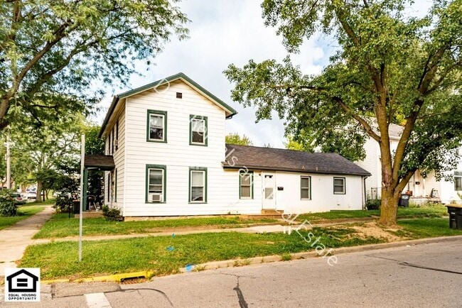 Building Photo - 126 S Oak St Rental