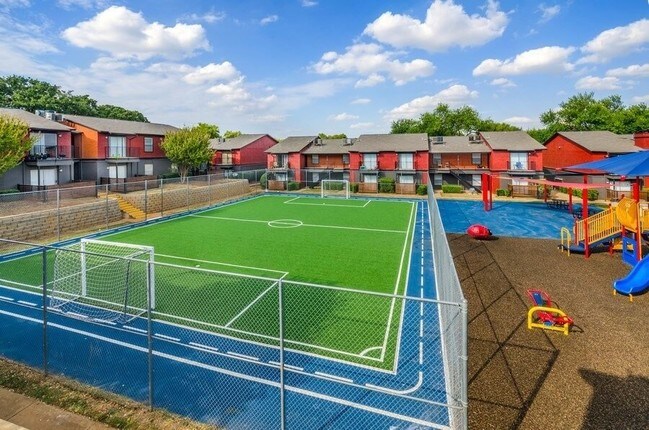 Campo de fútbol y área de juegos para niños