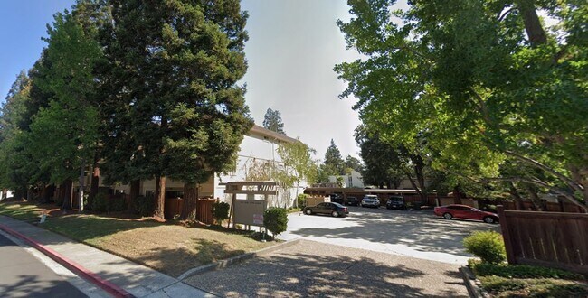 Photo - Top floor update 2 bed 2 bath condo in gre...