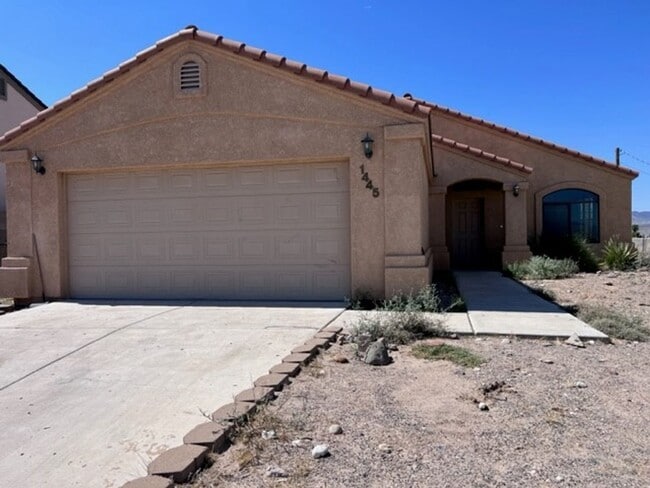 Building Photo - 3 Bedroom 2 bath Home Boat Deep Garage and...