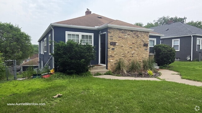 Building Photo - Spacious 4BR/2BA Duplex — Available August... Rental