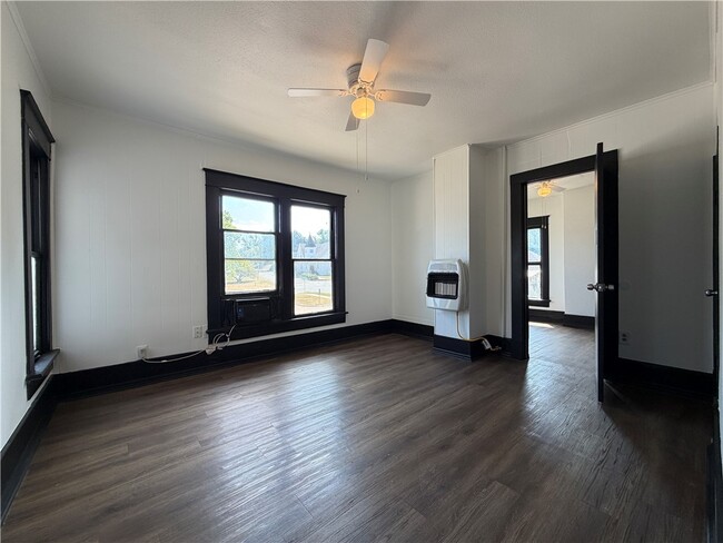Building Photo - 401 E Twin Springs St Unit 7