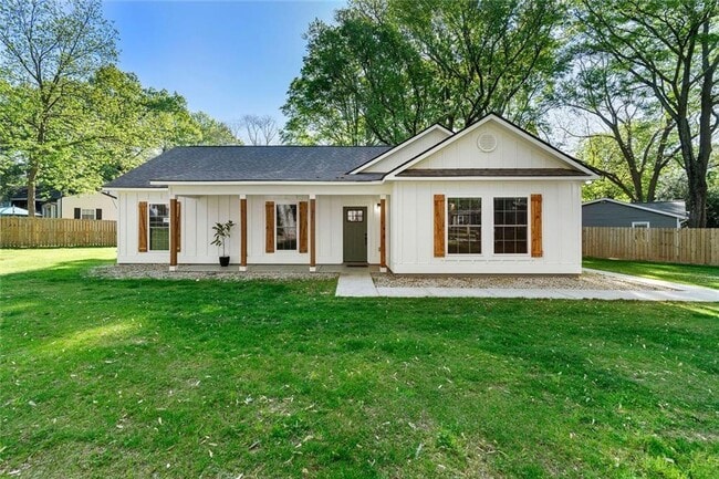 Photo - 1921 Hazelwood Dr SE House