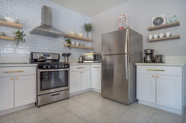 Building Photo - 2401 Predera Ave