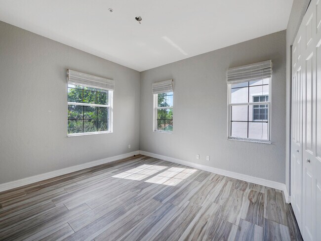 Photo - 615 N St