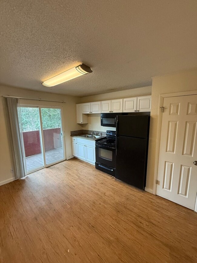 Building Photo - 2-Bedroom Apartment in Convenient Lakewood... Unit #9