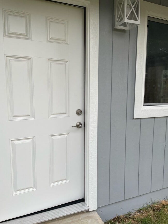 Building Photo - Kaneohe Duplex - Downstairs unit 2 bedroom...