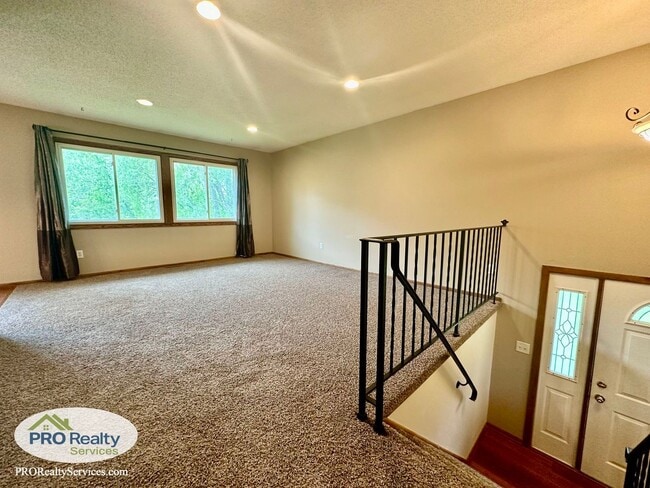 Building Photo - 3 Bedroom Home in Maple Grove