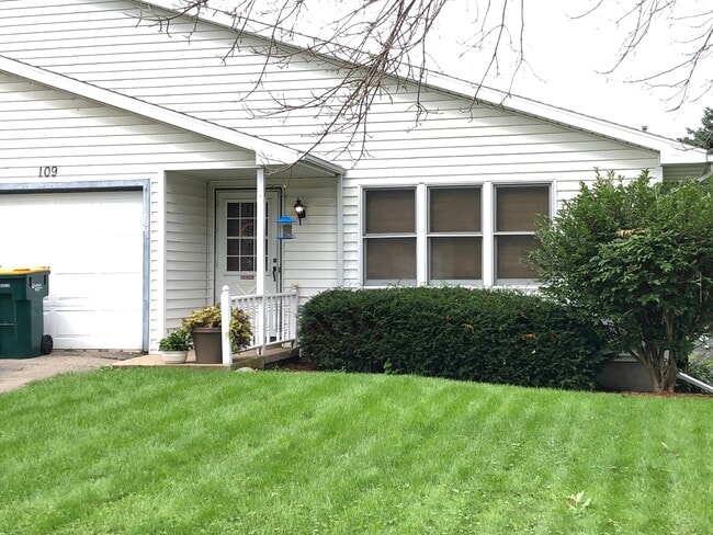 Building Photo - 109 Woodview Dr Unit 109