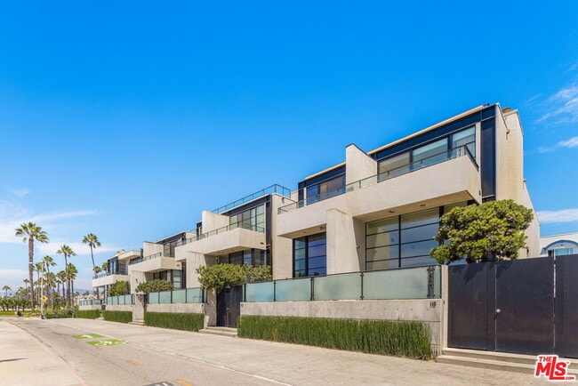 Building Photo - 115 Ocean Front Walk