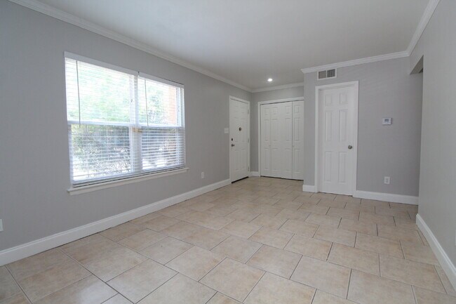Updated Northeast Pensacola 3BR End-Unit Townhome Near UWF & Cordova Mall with Fresh Paint, New C...