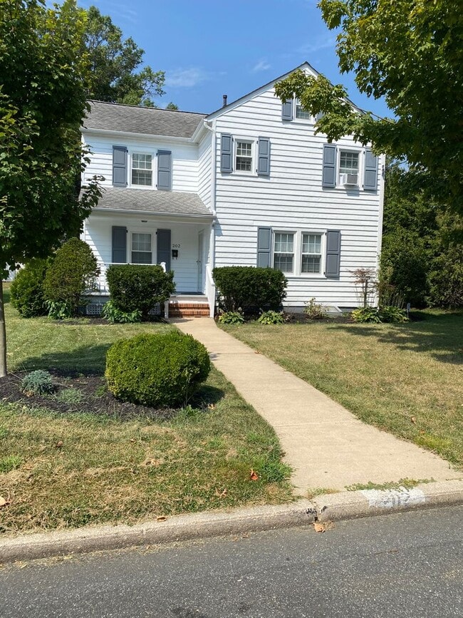 Building Photo - Updated 3 bedroom, 1.5 bathroom single fam... Rental