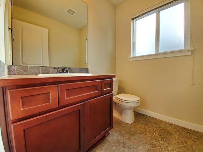Photo - Spacious 3 Bed, 3 Bath Home in Lynnwood with Fenced Yard and Deck