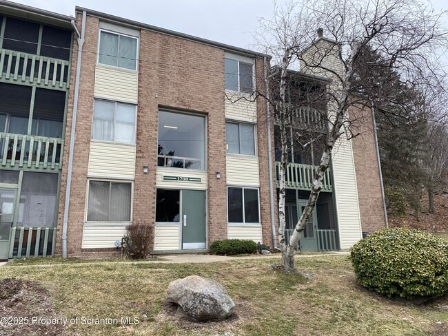 Building Photo - 1702 Summit Pointe