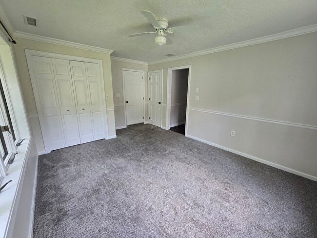 Sala de estar - 66 Horace Greeley Rd Unidad AD