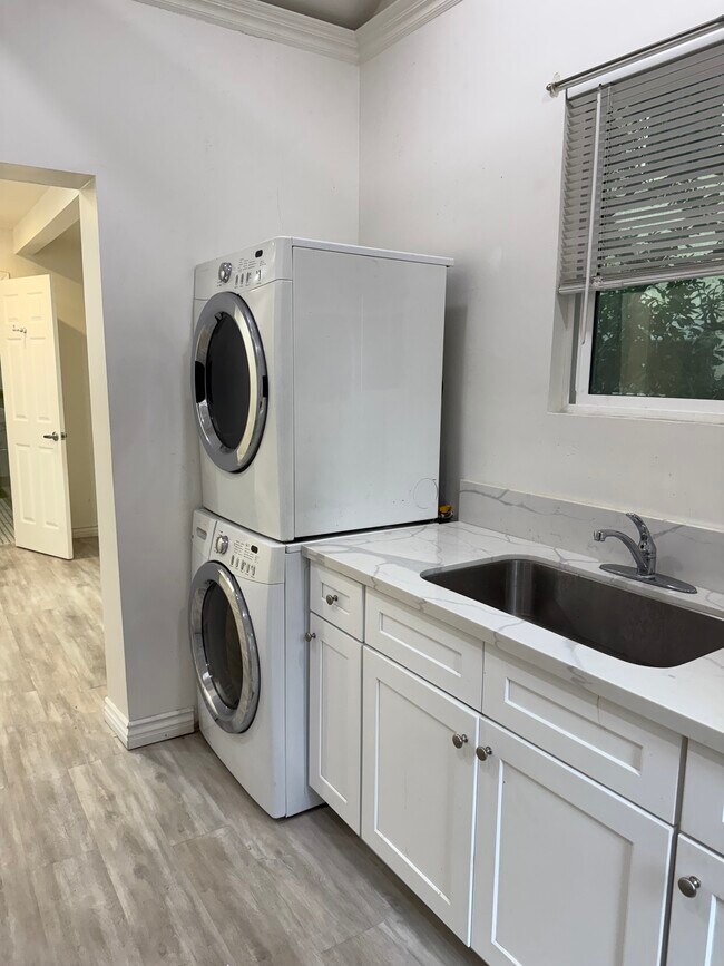 Photo - 532 S Irving Blvd