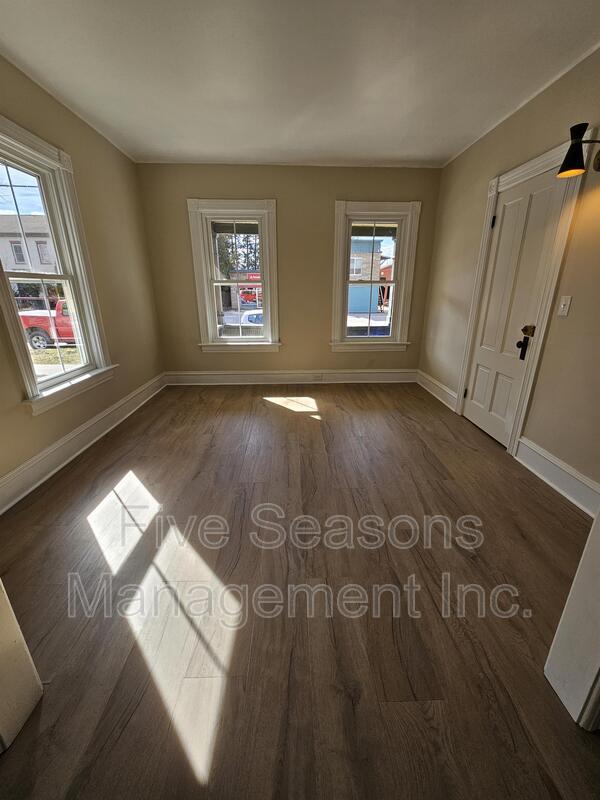 Photo - 98 N Champlain St