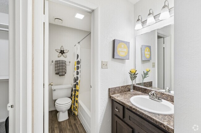 2BR, 2BA - 940SF - Primary Bathroom