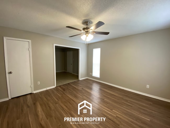 Photo - Spacious 3BR/2BA Home with Open Kitchen & Fenced Yard in Memphis