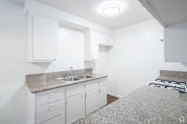 12830 Prairie Ave Hawthorne, CA 90250 - Hampton Pointe Apartments