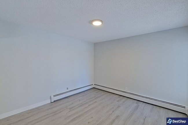 Photo - 10837-10117 117 St NW