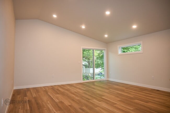 Photo - *RENT SPECIAL* Spacious 4 Bed, 2 Bath Sing...