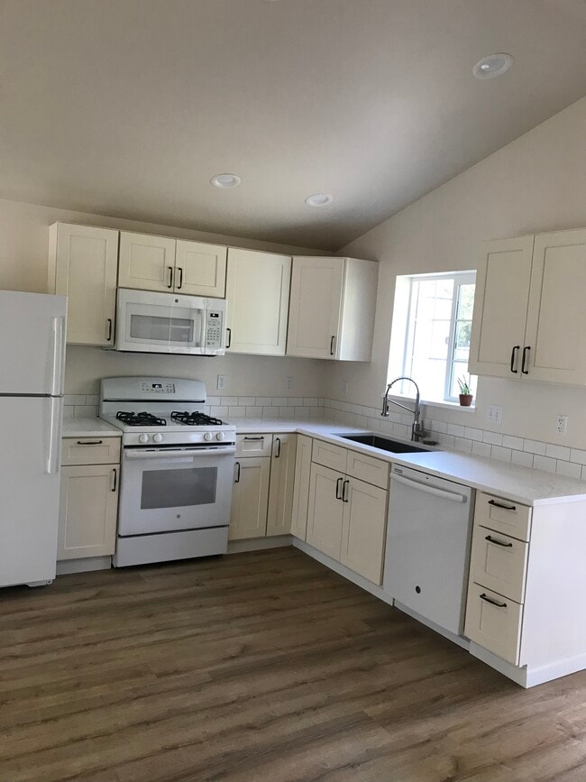 Kitchen - 224 NE Jefferson St Unidad 224 A