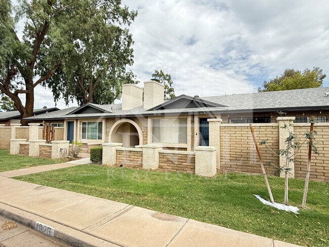 Building Photo - 1028 W Malibu Dr